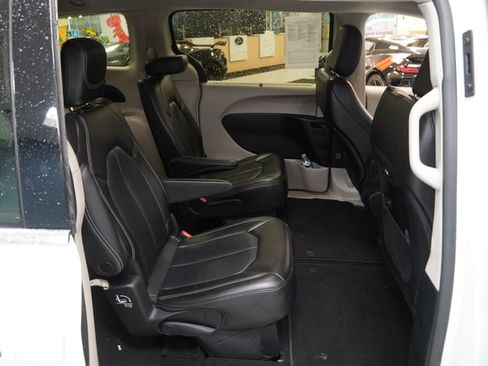 Used 2023 Chrysler Pacifica Touring-L FWD image 18