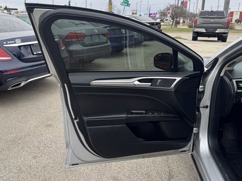 Used 2018 Ford Fusion SE w/ Fusion SE Technology Package image 14