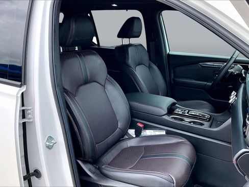 Used 2025 Honda Pilot Black Edition image 9