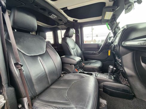 Used 2017 Jeep Wrangler Unlimited Sahara image 40