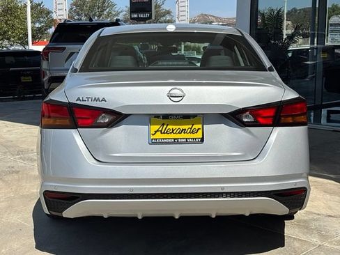 Used 2025 Nissan Altima 2.5 SV FWD image 8