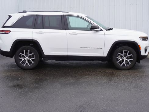 Used 2023 Jeep Grand Cherokee Limited AWD/4WD image 2