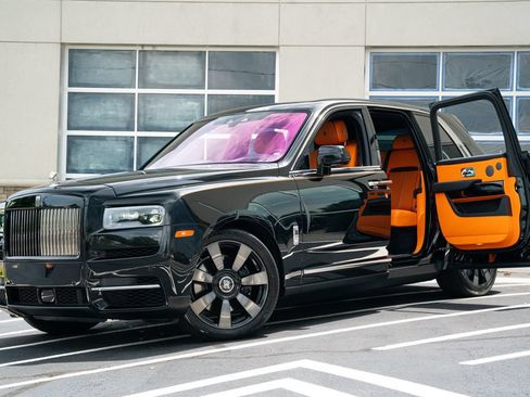 Used 2023 Rolls-Royce Cullinan AWD/4WD image 2