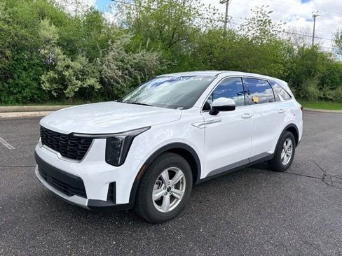 Certified 2025 Kia Sorento LX FWD image 16