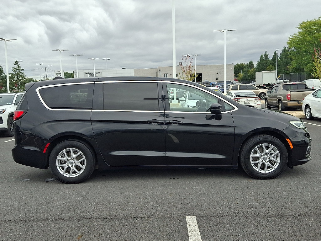 Used 2023 Chrysler Pacifica Touring-L FWD image 7