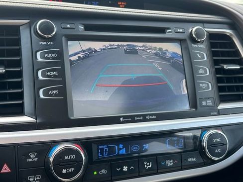 Used 2019 Toyota Highlander XLE image 28