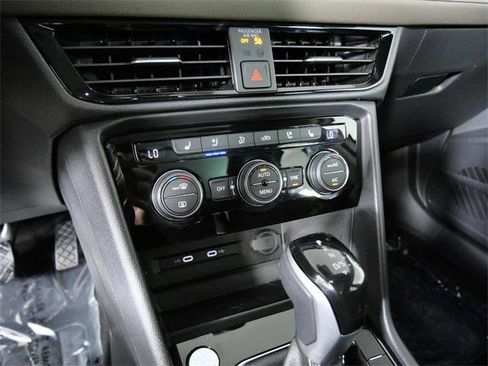 Used 2024 Volkswagen Taos SEL image 20