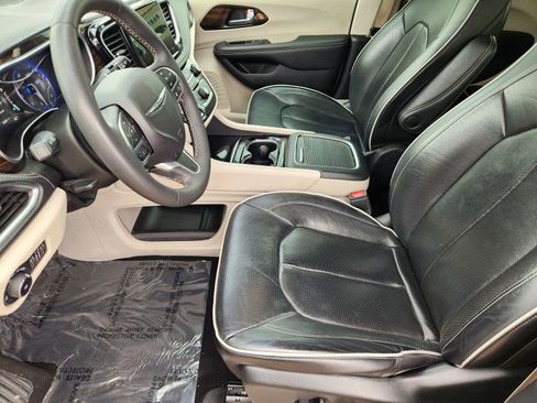 Used 2023 Chrysler Pacifica Limited FWD image 13