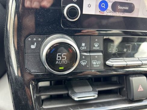 Used 2024 Toyota Highlander XLE AWD/4WD image 19