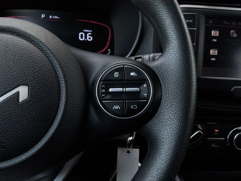 Used 2025 Kia Soul LX w/ LX Technology Package FWD image 32