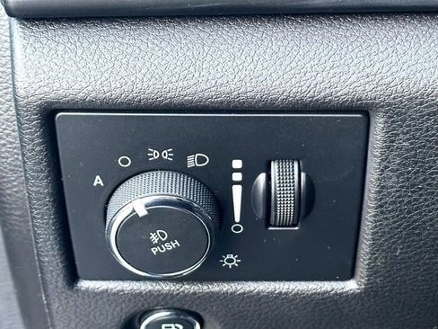 Used 2019 Jeep Grand Cherokee Altitude image 17