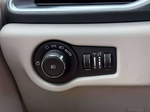 Used 2021 Chrysler Pacifica Limited AWD/4WD image 23