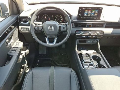 Certified 2025 Honda Pilot Touring image 8