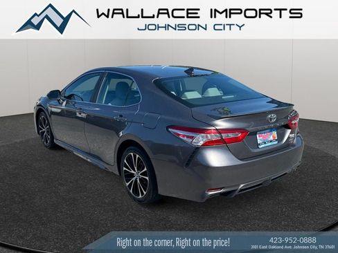 Used 2020 Toyota Camry SE FWD image 3