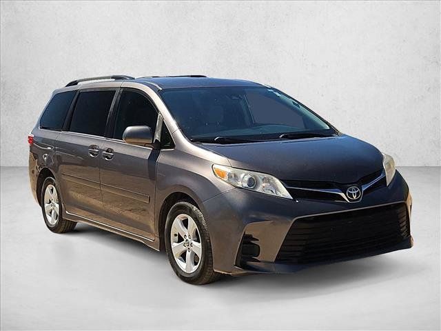 Used 2019 Toyota Sienna LE w/ Carpet Mat Package FWD image 3