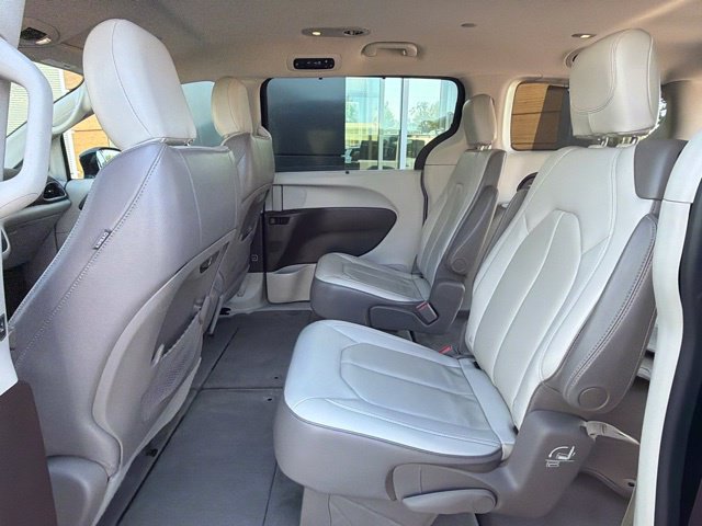 Used 2019 Chrysler Pacifica Touring-L w/ Advanced Safetytec Group FWD image 17