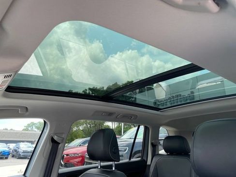 Used 2023 Volkswagen Tiguan SE w/ Panoramic Sunroof Package AWD/4WD image 16