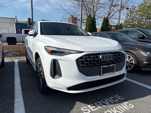 Used 2025 Audi Q5 Premium w/ Convenience Package image 4