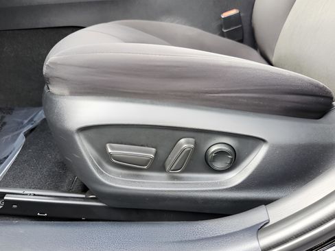 Used 2020 Toyota Camry LE image 10