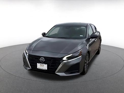 Used 2025 Nissan Altima 2.5 SV FWD image 7