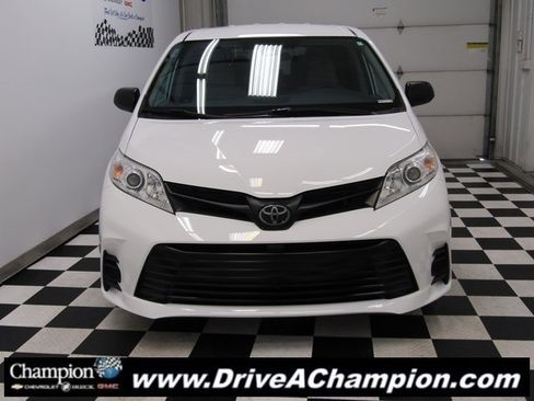 Used 2020 Toyota Sienna L image 2