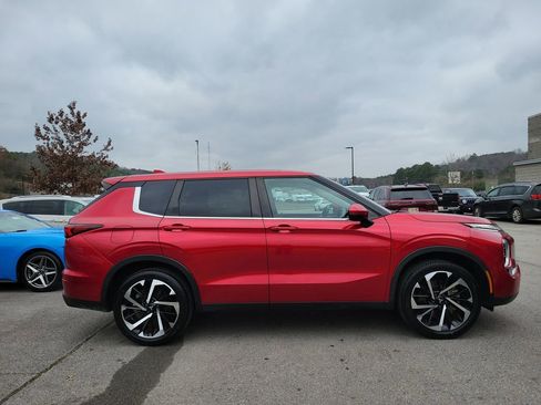 Used 2022 Mitsubishi Outlander SE image 2