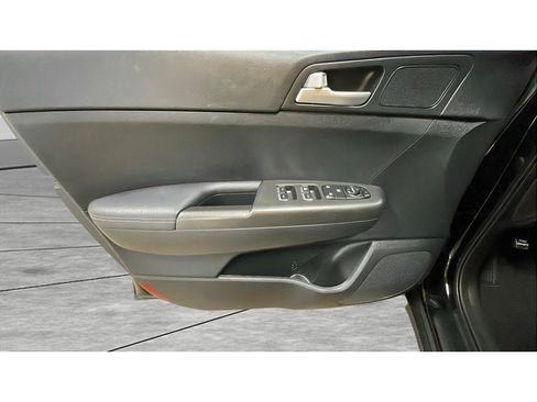 Used 2020 Kia Sportage LX image 9