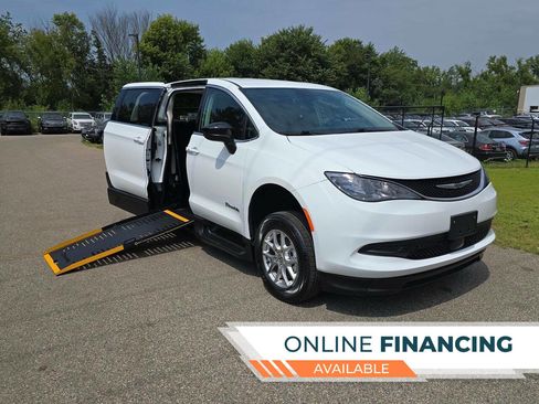 Used 2024 Chrysler Voyager LX image 1