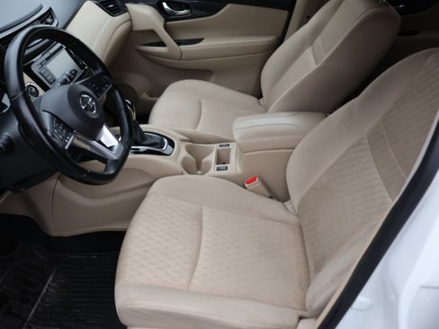 Used 2020 Nissan Rogue SV image 42