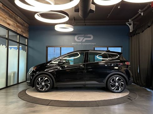 Used 2023 Chevrolet Bolt LT w/ Infotainment Package FWD image 6