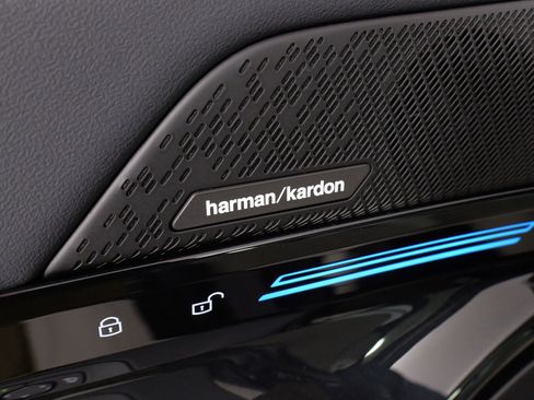 Used 2025 BMW 530i xDrive w/ Premium Package image 27