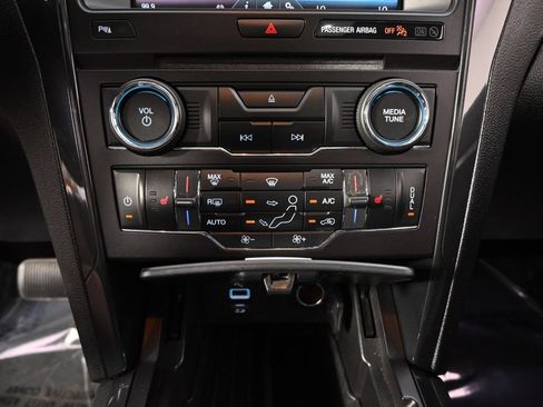 Used 2016 Ford Explorer XLT w/ Equipment Group 202A AWD/4WD image 30