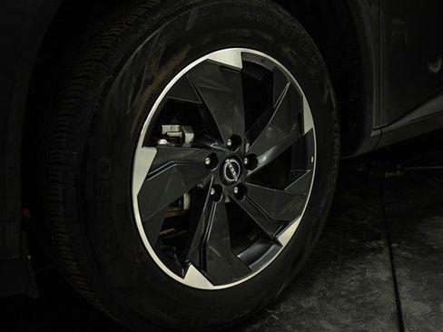 Used 2024 Nissan Rogue SV FWD image 3