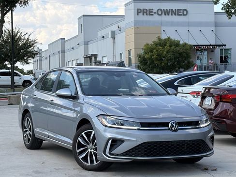 Used 2025 Volkswagen Jetta SE FWD image 2