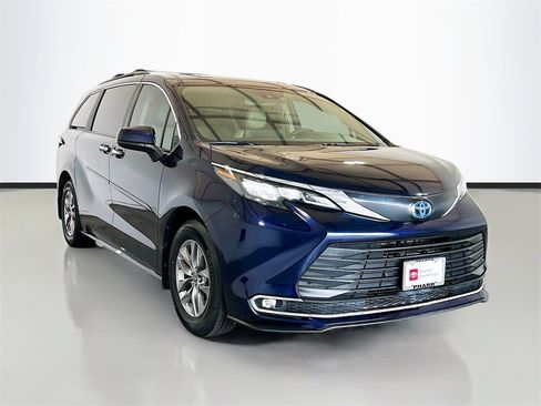 Used 2024 Toyota Sienna XLE image 3
