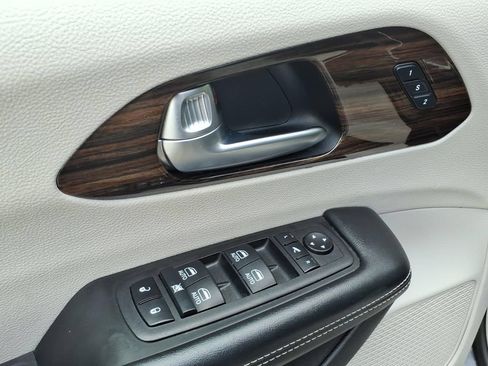 Used 2023 Chrysler Pacifica Limited FWD image 12