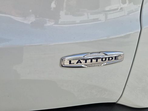 Certified 2022 Jeep Renegade Latitude w/ Convenience Group AWD/4WD image 11