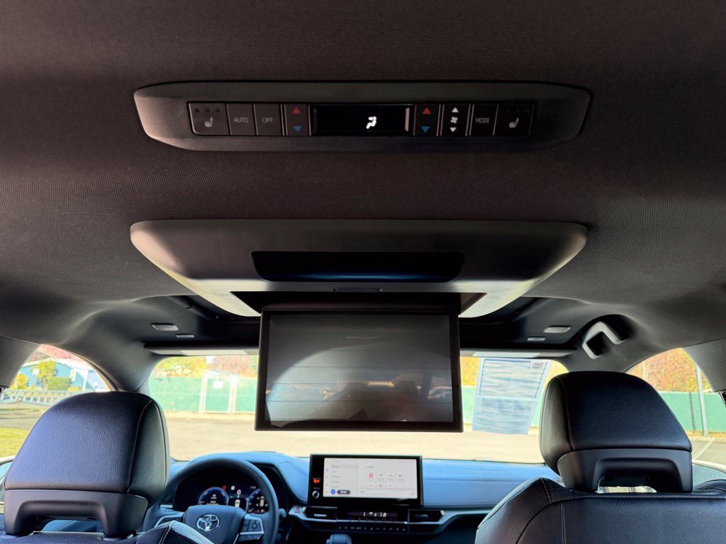 Used 2025 Toyota Sienna Platinum AWD/4WD image 34