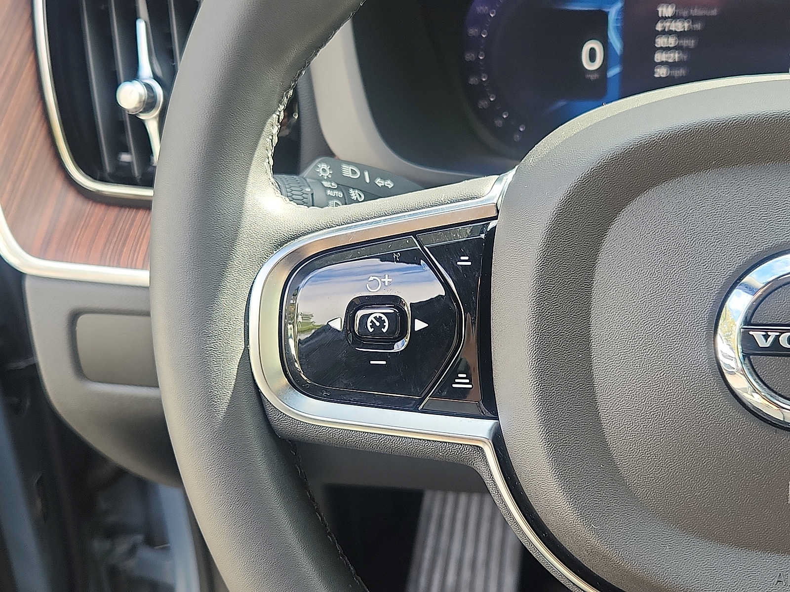 Certified 2024 Volvo XC60 T8 Plus w/ Climate Package AWD/4WD image 20