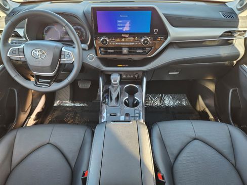 Used 2025 Toyota Highlander Platinum image 27