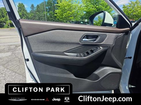 Used 2023 Nissan Rogue SV FWD image 9