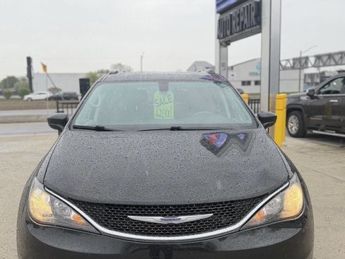 Used 2020 Chrysler Voyager Lxi FWD image 2