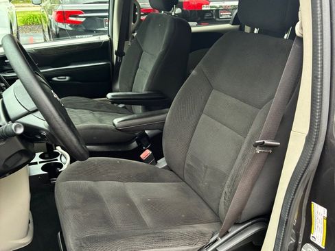 Used 2019 Dodge Grand Caravan SE FWD image 18