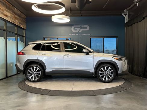 Used 2022 Toyota Corolla Cross XLE w/ Convenience Package image 2