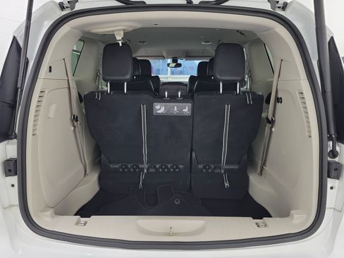 Used 2019 Chrysler Pacifica Touring-L FWD image 14