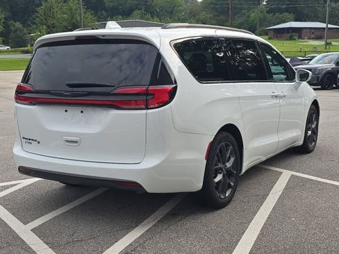 Used 2022 Chrysler Pacifica Touring-L w/ S Appearance Package FWD image 5