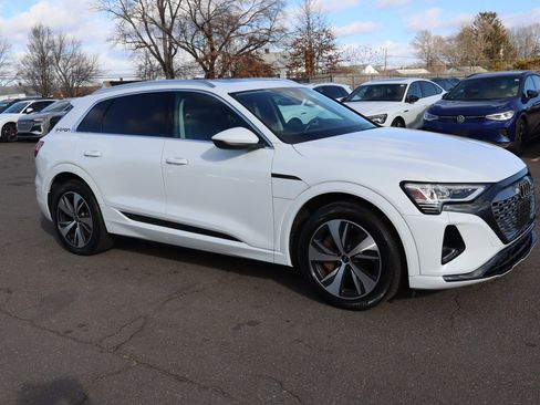 Used 2024 Audi Q8 e-tron Premium image 3