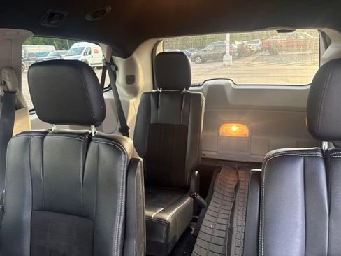 Used 2019 Dodge Grand Caravan SXT FWD image 11