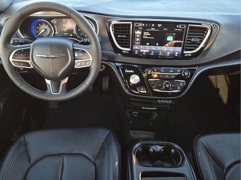 Used 2025 Chrysler Pacifica Select image 11