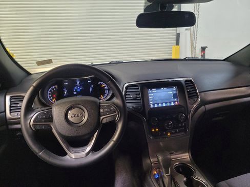 Used 2018 Jeep Grand Cherokee Laredo RWD image 22
